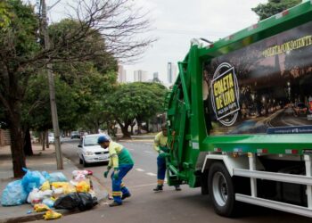 Trabalhadores da limpeza urbana são vacinados