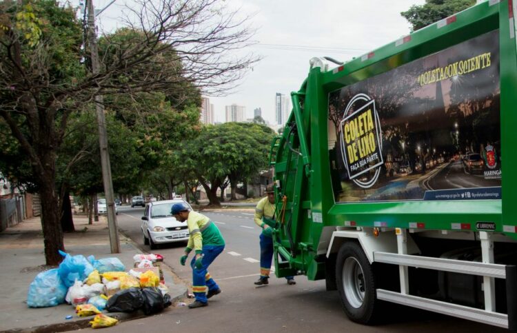 Trabalhadores da limpeza urbana são vacinados