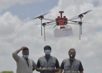 Índia faz experimentos com drones para realizar entregas de medicamentos em lugares remotos do país