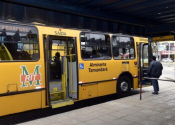 Pessoas que trabalham em transportes coletivos de passageiros vão ser imunizados em combate ao coronavírus