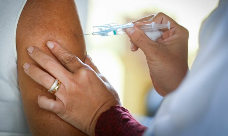 Vacinação reduz ocupação de UTIs nos estados para menos de 90%
