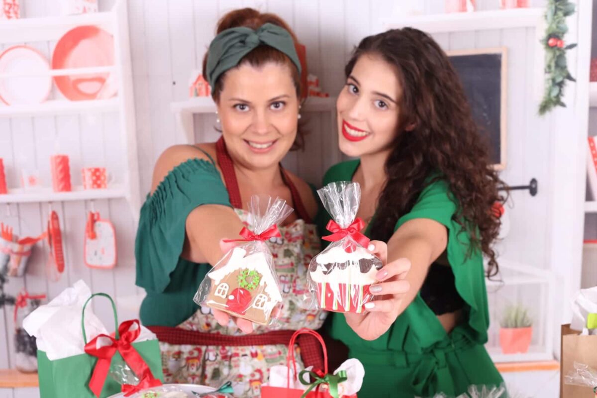 Dayane e a filha Julia na producao dos biscoitos em epoca de Natal