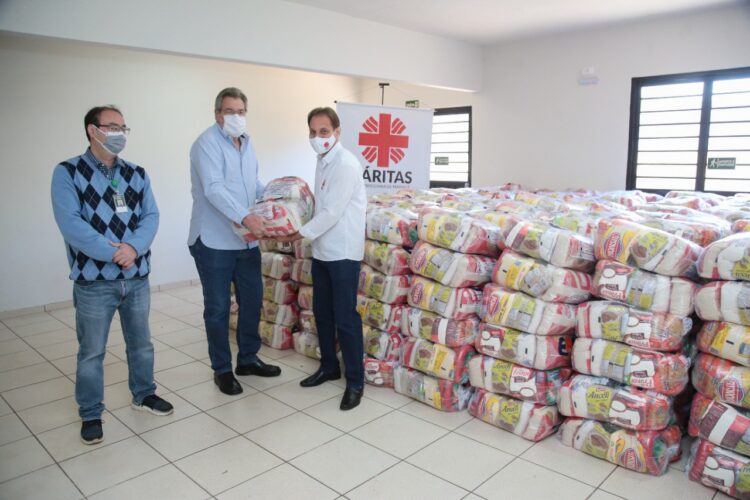 Cooperativa médica de Maringá doa 20 toneladas de alimentos e agasalhos às entidades ecumênicas da cidade