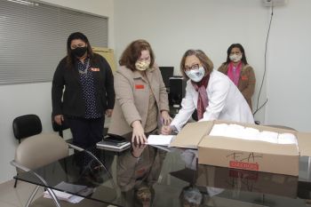 Hospital universitário de Maringá recebe doação de 500 máscaras descartáveis da Secretaria da mulher