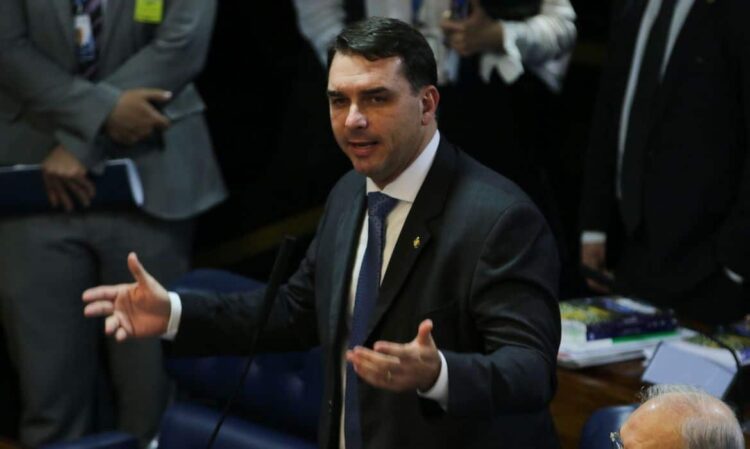 Presidente deve ficar três dias internado em SP, diz Flávio Bolsonaro