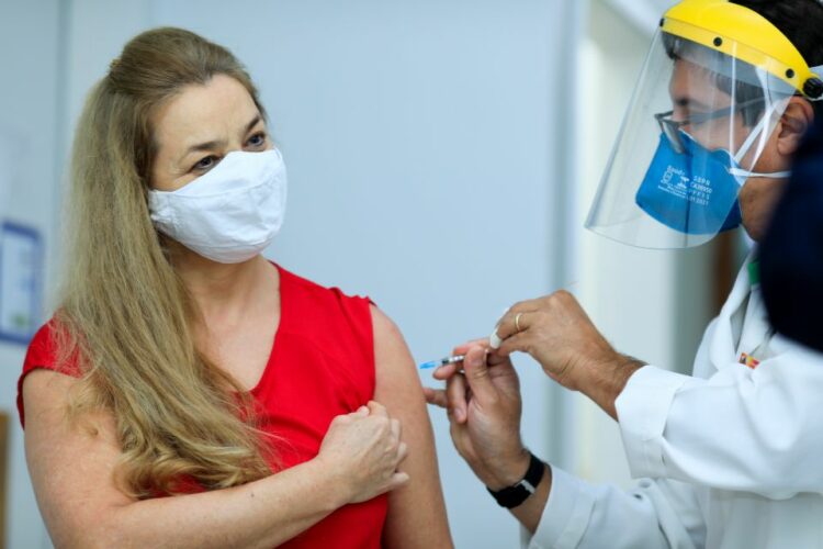 Maringá abre novo público e vacina população geral de 34 anos