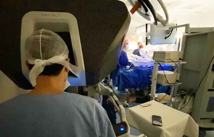Cirurgião paranaense realiza a primeira cirurgia robótica para diabetes do mundo