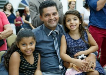 O empresário Cristiano da Costa com duas de suas filhas sempre está presente a todo o momento. FOTO-ARQUIVO PESSOAL