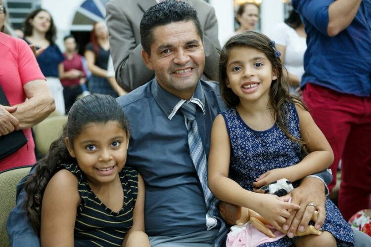 O empresário Cristiano da Costa com duas de suas filhas sempre está presente a todo o momento. FOTO-ARQUIVO PESSOAL