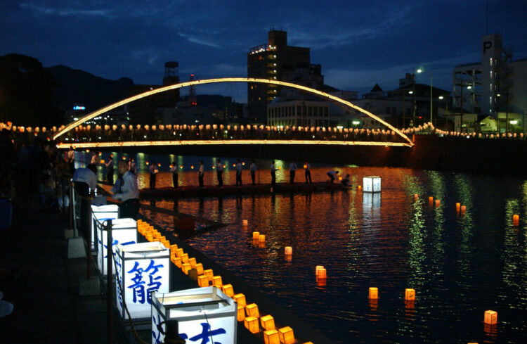 Festival de lanternas Obon é realizado no Japão para celebrar a memória dos antepassados