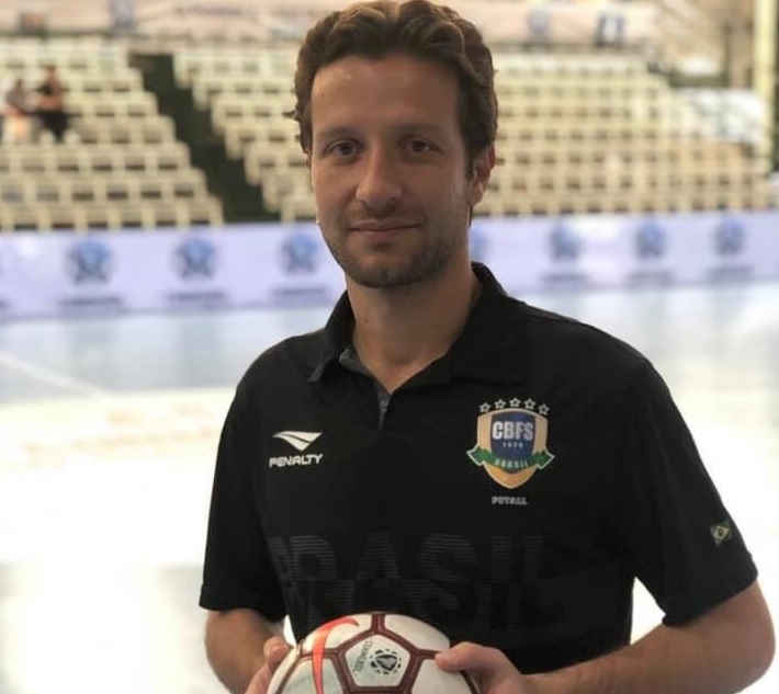 Fisioterapeuta Kleber Barbão participa da comissão técnica do Brasil na Copa do Mundo de Futsal