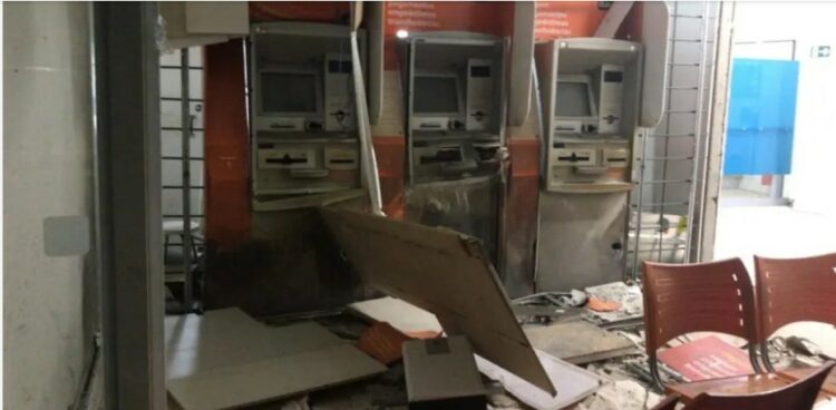Quadrilha explode caixas eletrônicos em agência bancária em Mariluz