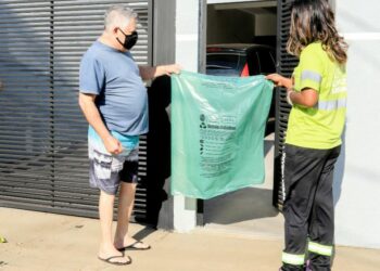 Sacos de lixo verdes começam a ser distribuídos pela Prefeitura de Maringá, para estimular a reciclagem