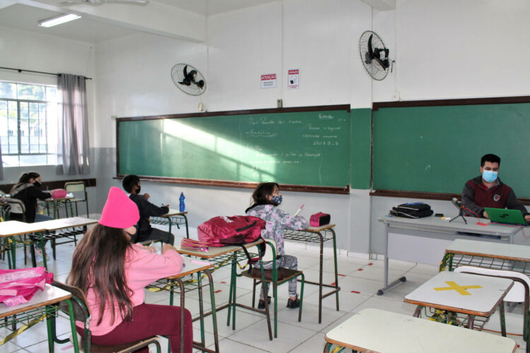Saúde altera Resolução e as escolas do Paraná podem receber mais alunos por sala de aula