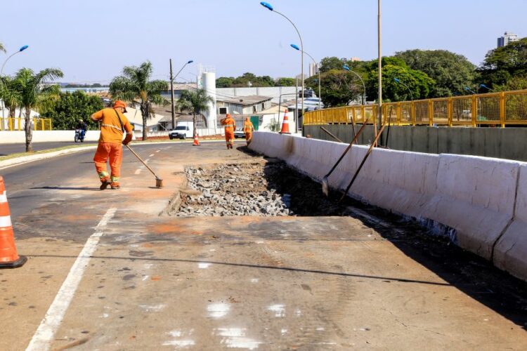 Prefeitura de Maringá realiza recomposição de pavimento no viaduto da Rua Walter Kraiser
