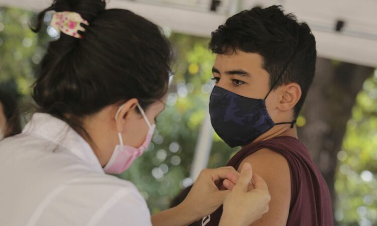 Ministério da Saúde volta a recomendar vacinação de adolescentes de 12 a 17 anos sem comorbidades