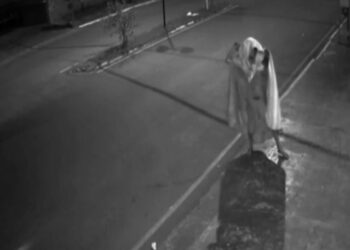 Ladrão 'fantasma' tenta quebrar porta de loja em Fênix (PR), mas desiste do furto