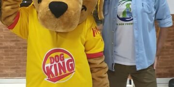 O presidente da ONG Pets Sem Fronteiras - André Sanseverino acerta todos os detalhes com o mascote Kingo.AGUARDEM!!!