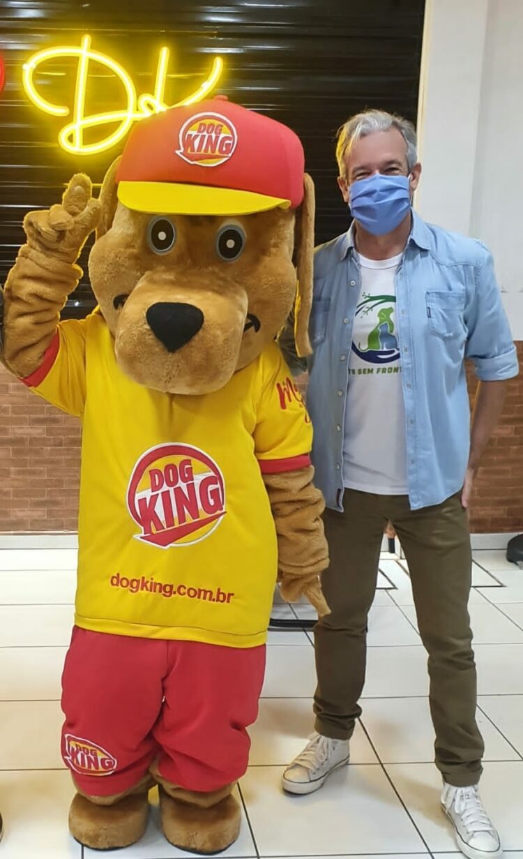 O presidente da ONG Pets Sem Fronteiras - André Sanseverino acerta todos os detalhes com o mascote Kingo.
AGUARDEM!!!