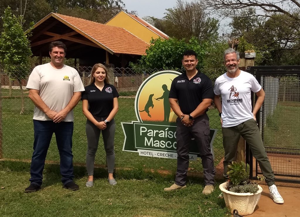 O Paraíso do Mascote em apoio ao projeto Max & Sparks da ONG Pets Sem Fronteiras realizou o curso para “Treinadores de Cães de Detecção”, com o instrutor norteamericano Marty Vielma