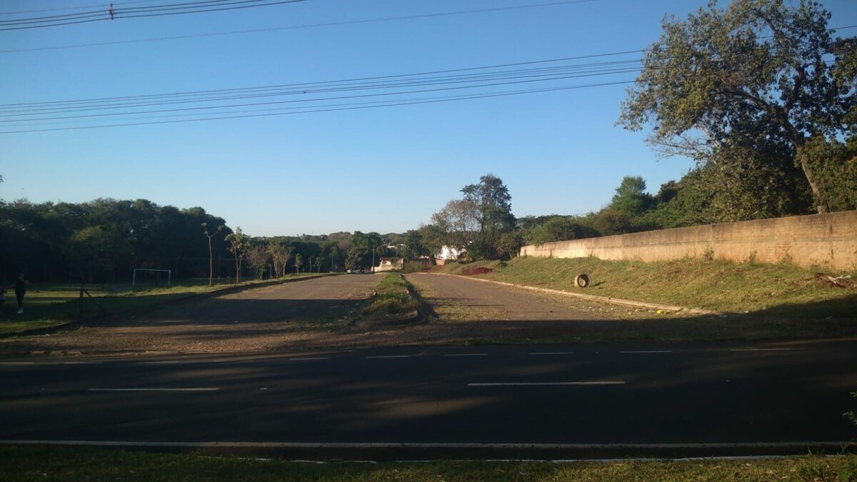 O asfalto termina na Avenida Alziro Zarur no Conjunto Ney Braga