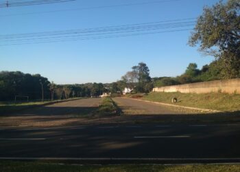 O asfalto termina na Avenida Alziro Zarur no Conjunto Ney Braga