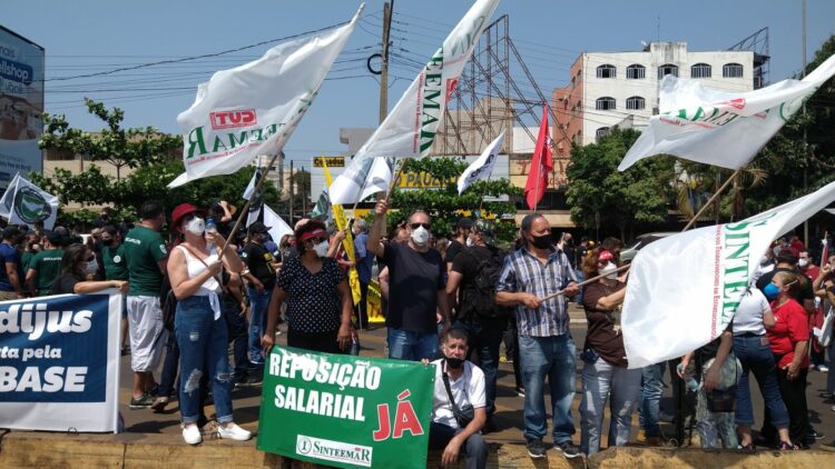 Dia do Basta: protesto de servidores bloqueia passagem na Ponte da Amizade, em Foz do Iguaçu