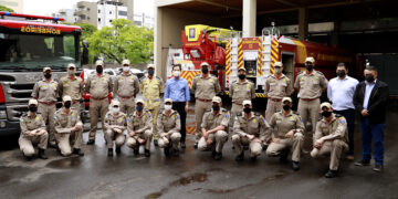 O deputado federal Luiz Nishimori (PL-PR) com o quinto Grupamento de Bombeiros de Maringá