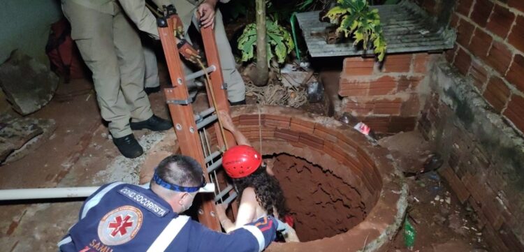 Jovem é resgatada após cair em fossa na cidade de Paiçandu