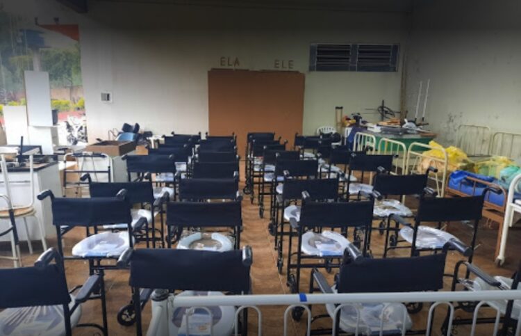 Vários equipamentos de reabilitação são adquiridos com a venda das cartelas vazias, entre eles: cadeiras de roda e banho, muletas, camas hospitalares, entre outros - Foto: arquivo pessoal/ ARBEC