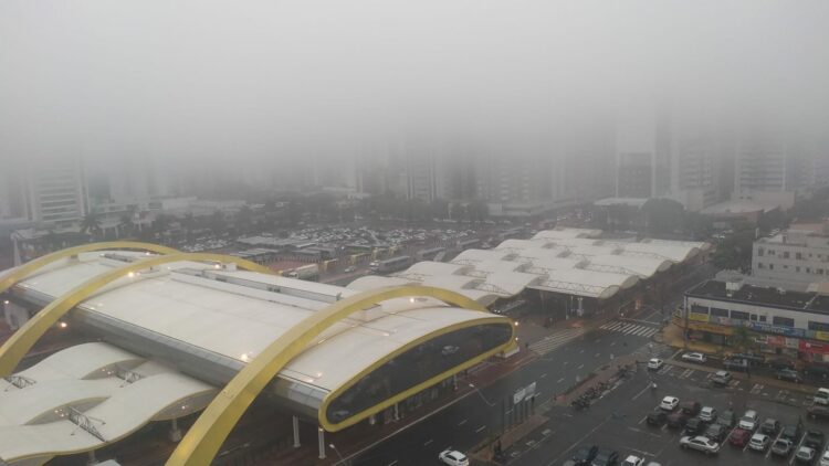 Neblina cobre o centro de Maringá nesta tarde de sexta-feira