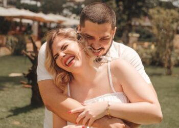 Sorrisão de orelha a orelha no dia do casamento, assim
que vamos lembrar desse amor