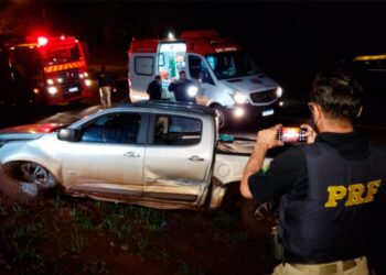 acidente com dois carros e um cavalo