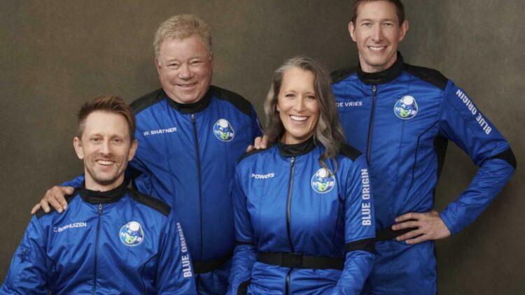 William Shatner com os  outros tripulantes Chris  Boshuizen, Glen de Vries e Audrey Powers