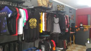 A rock store apresenta a moda alternativa com roupas e acessorios feminino masculino e infantil