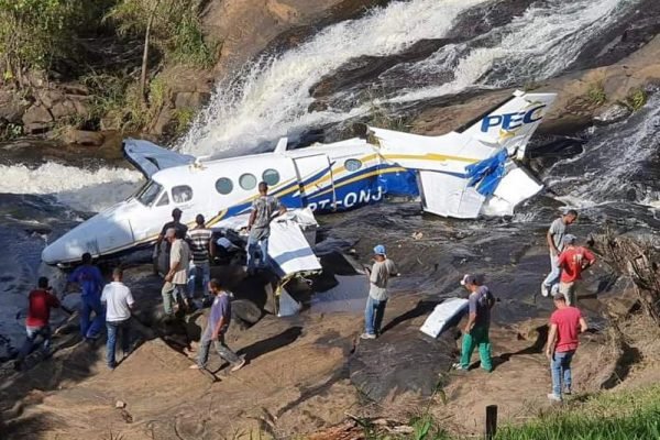 Marília Mendonça morre em acidente acidente aéreo em Minas Gerais