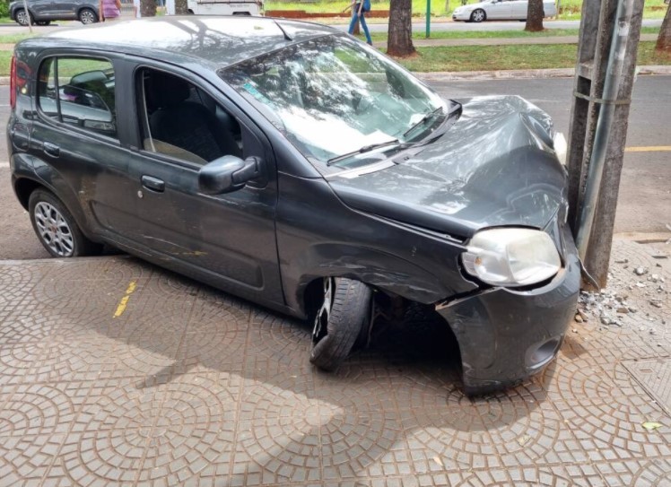 Idoso é atropelado por carro desgovernado na Avenida Alziro Zarur