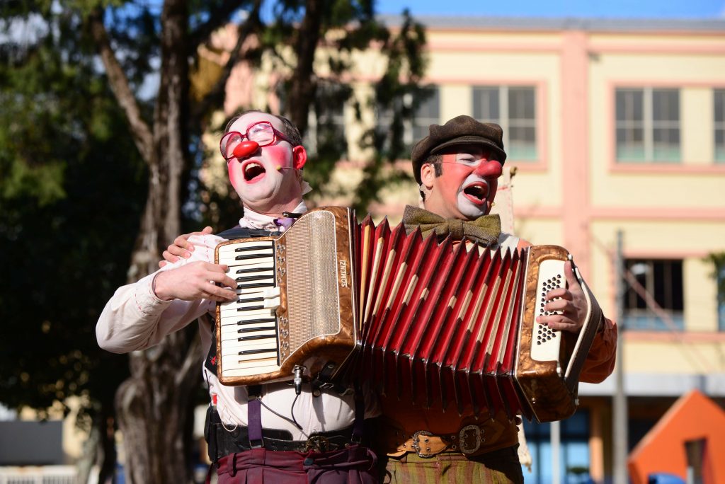 Mostra de teatro e circo leva atrações na rua