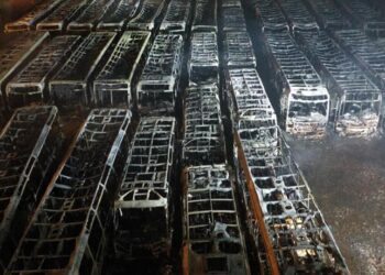 Incêndio de grandes proporções destrói 52 ônibus da TCGL em Londrina