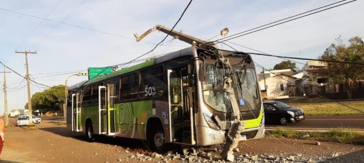 Ônibus do transporte metropolitano colide contra poste de energia na PR-552 em Mandaguaçu