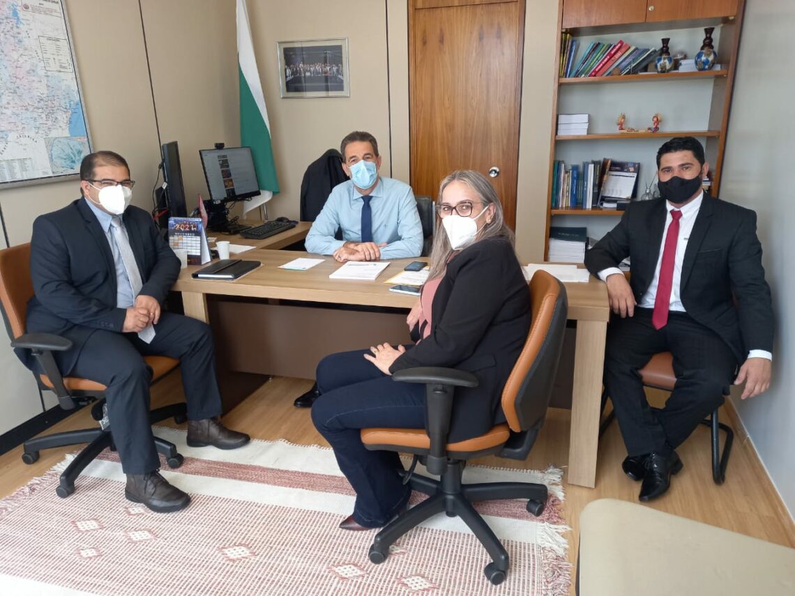 Prefeito Dê, juntamente com os vereadores Rogério Mendes e Silvanir Sandrigo, em reunião no gabinete do deputado federal Enio Verri