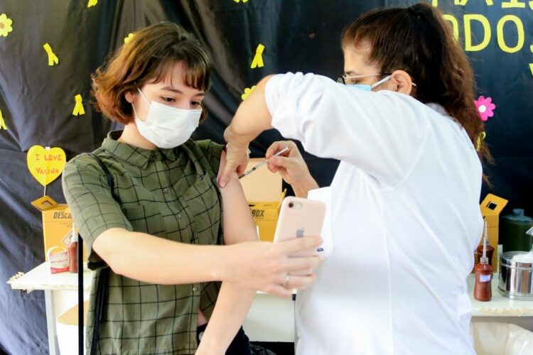 Maringá segue vacinação de pessoas com 12+ e públicos de 2ª e 3ª doses