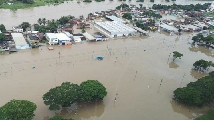 Chuvas destroem estoques de vacina e medicamentos na Bahia