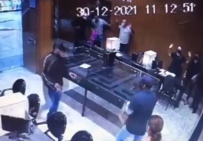 Vídeo – quadrilha invade shopping em Maringá e comete roubo em joalheria