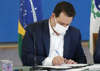 Projeto de lei do Governo do Paraná propõe piso salarial de R$ 5,5 mil para professores da rede pública