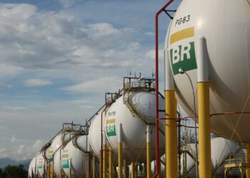 Petrobras reduz 3,13% o preço da gasolina para as distribuidoras a partir desta quarta-feira (15)
