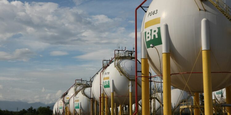 Petrobras reduz 3,13% o preço da gasolina para as distribuidoras a partir desta quarta-feira (15)