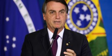 Presidente Jair Bolsonaro está internado com obstrução intestinal