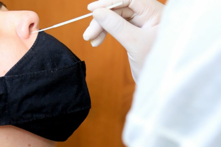 Testes de coronavírus e gripe podem variar o preço em até 69% em farmácias e laboratórios de Maringá
