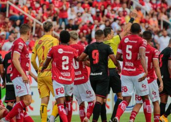 Em jogo de cinco gols, Vila Nova vence clássico com Atlético-GO